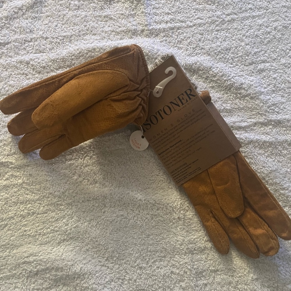 CARMEL SUEDE ISOTONER KNT LINED GLOVES… SIZE MEDIUM… NEW WITH TAGS… - Picture 4 of 5